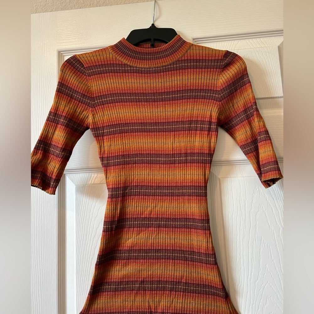 Fall colored quarter sleeve sweater.